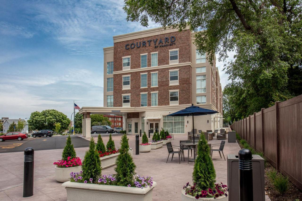 Courtyard Downtown Hotel 3*