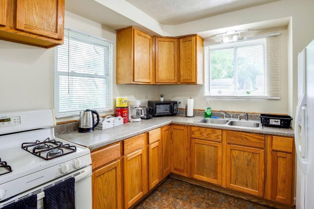 Marvelous Colonial Mins To Uofr/airpt Holiday home Rochester