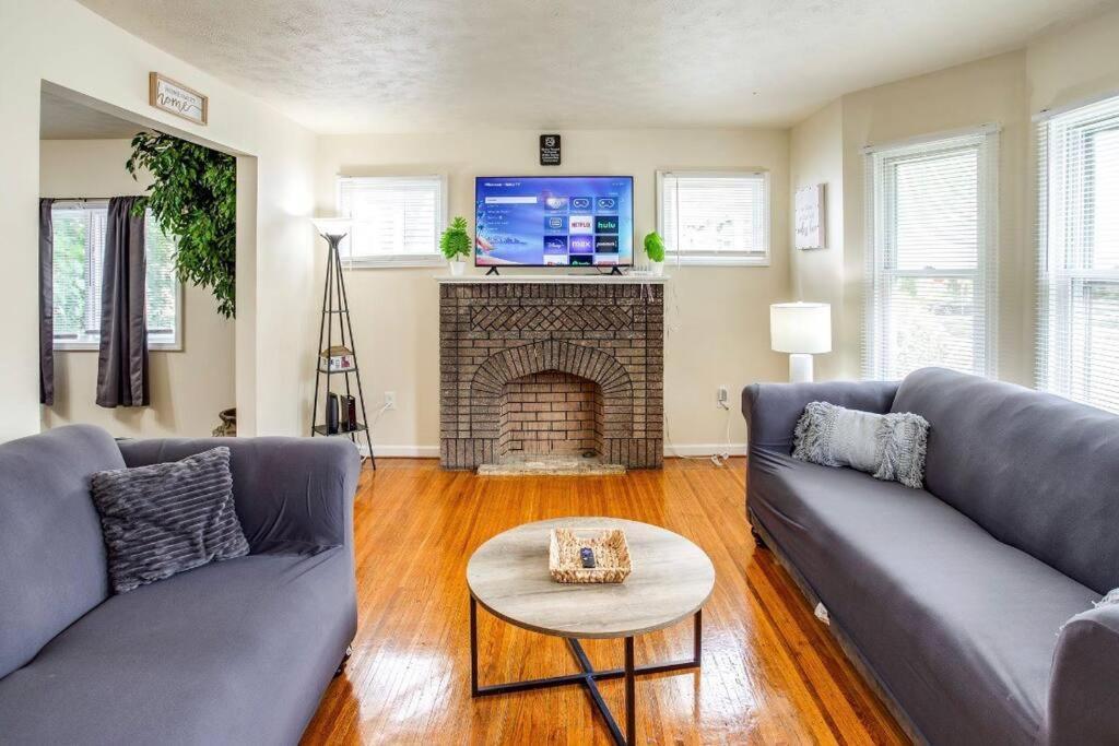Marvelous Colonial Mins To Uofr/airpt Holiday home Rochester