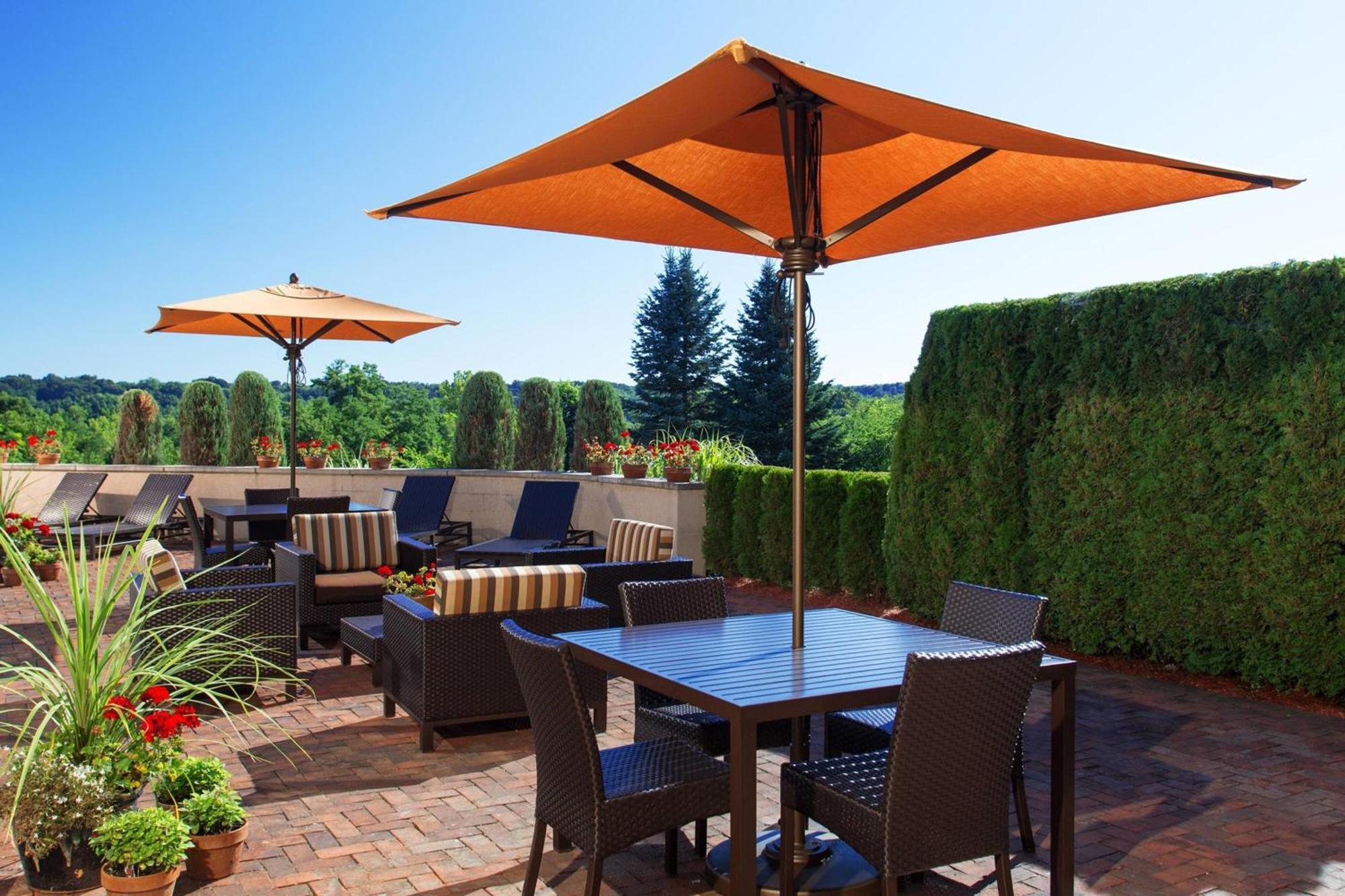 Courtyard East / Penfield Hotel 4*
