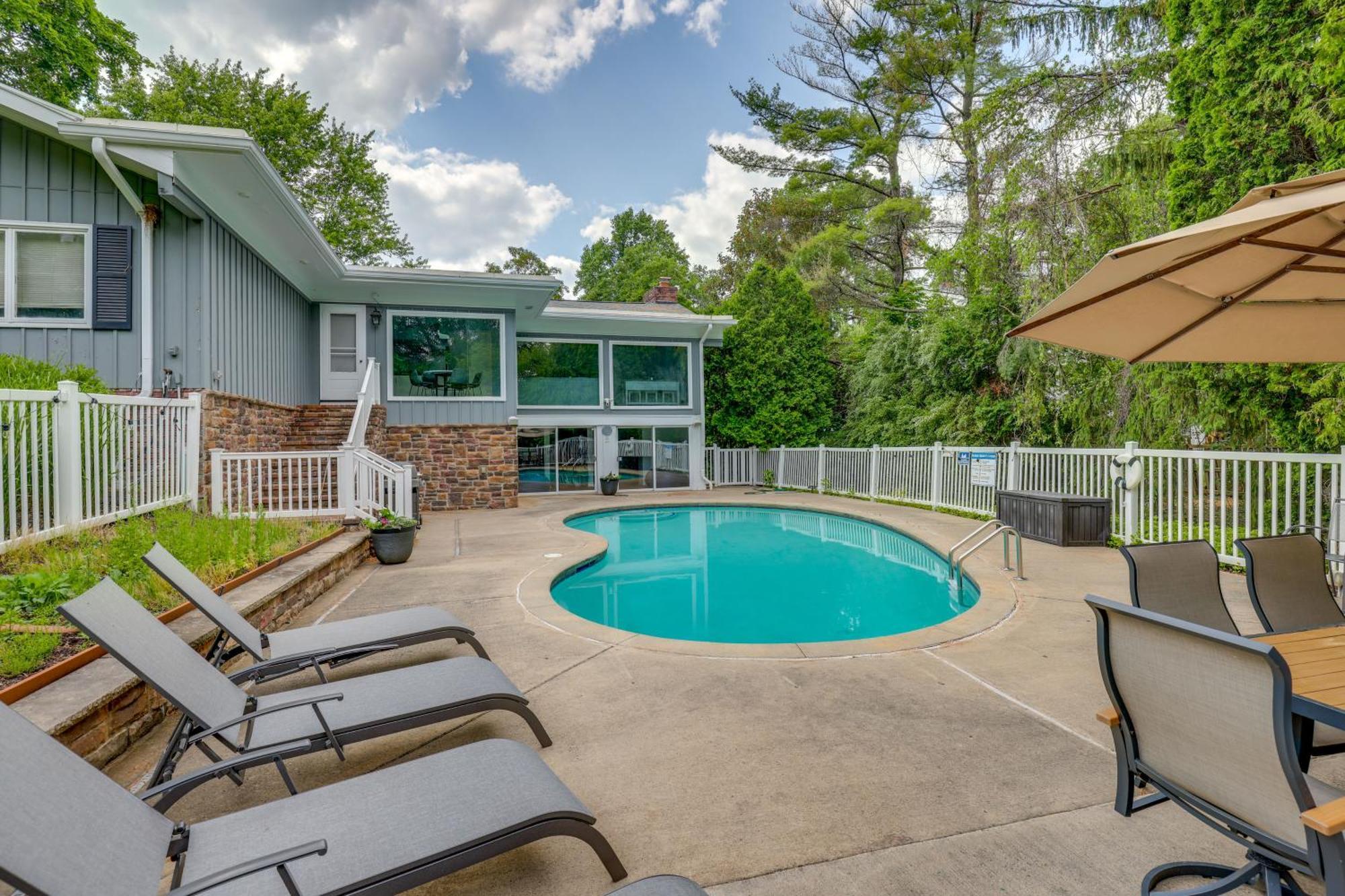 Holiday home Spacious With Heated Pool And Hot Tub! Rochester