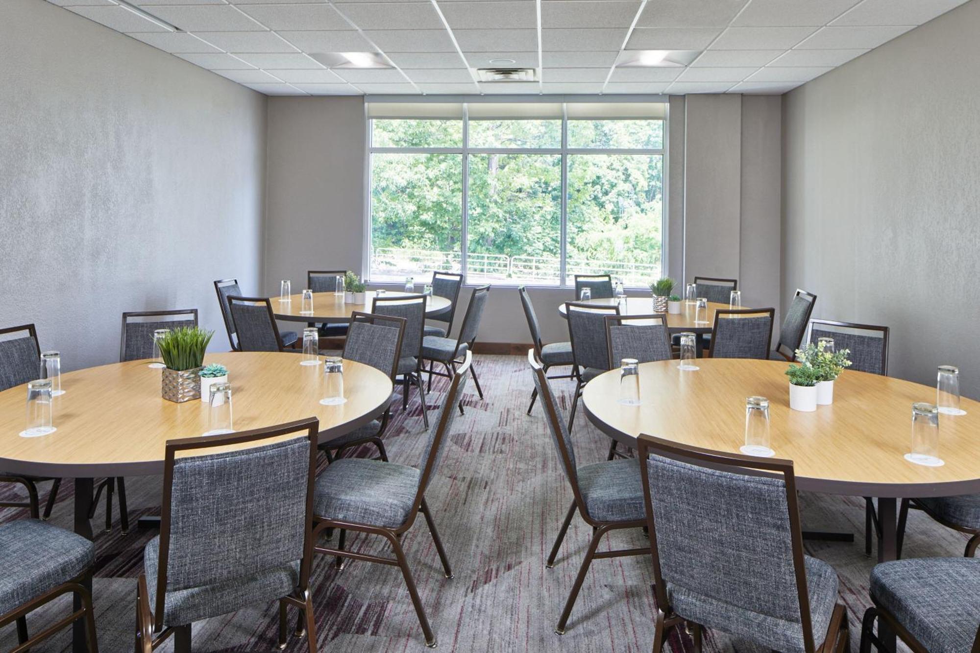 Courtyard East / Penfield Hotel 4*