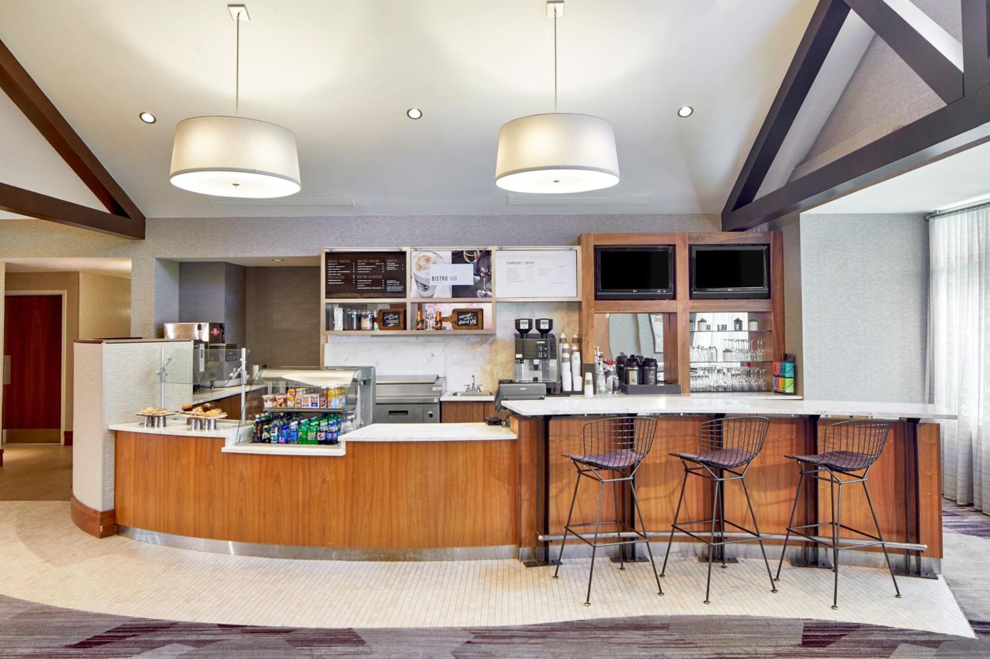 Hotel Courtyard East / Penfield Rochester
