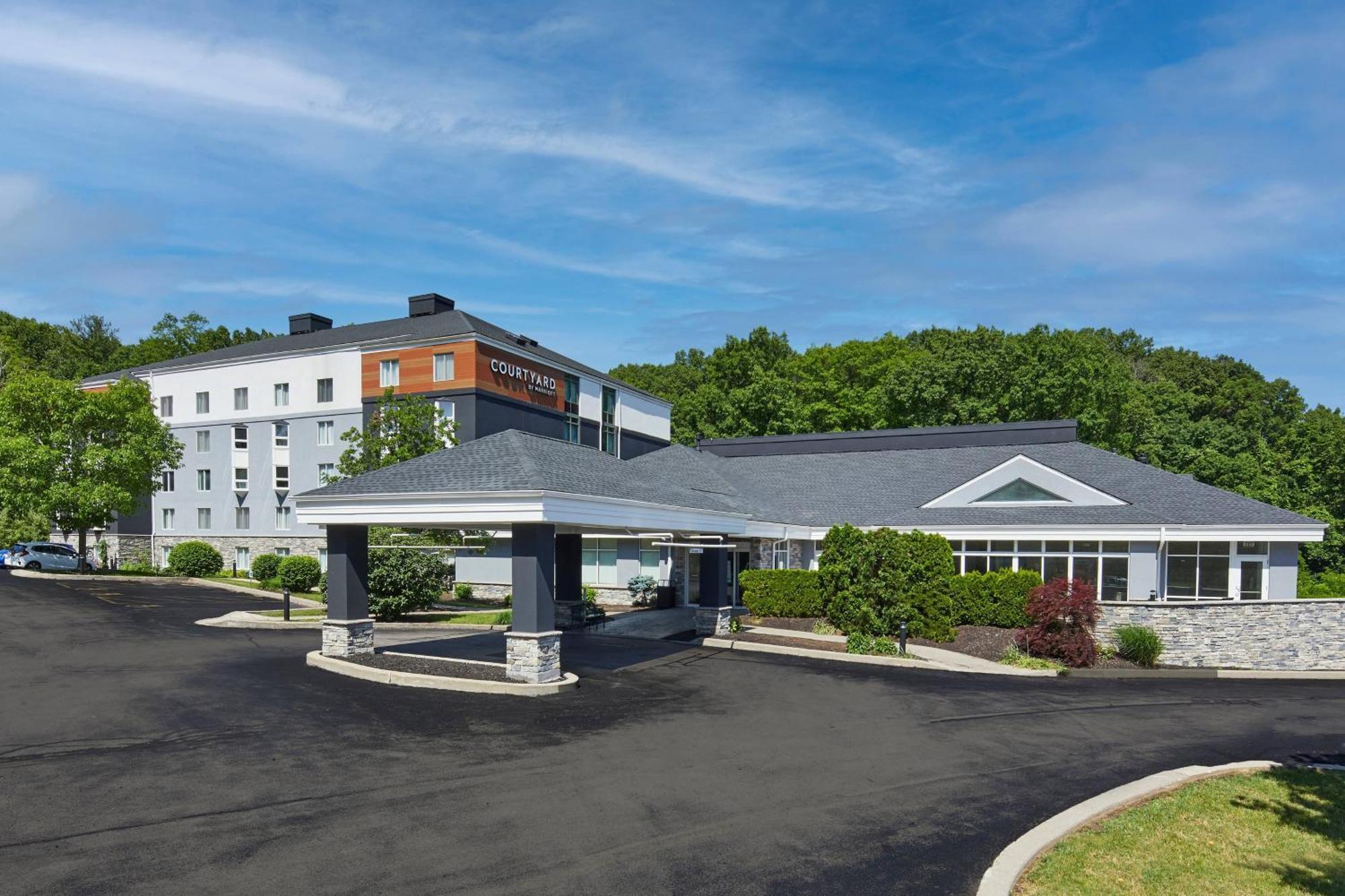 Hotel Courtyard East / Penfield 4*