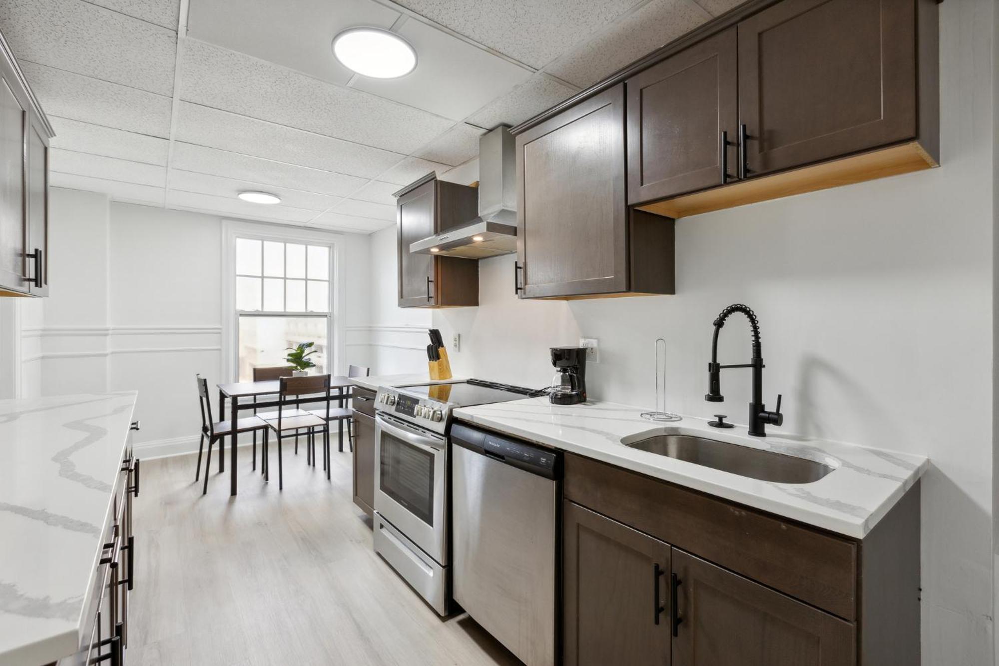 East 419i Modern I Pool I Gym Apartment