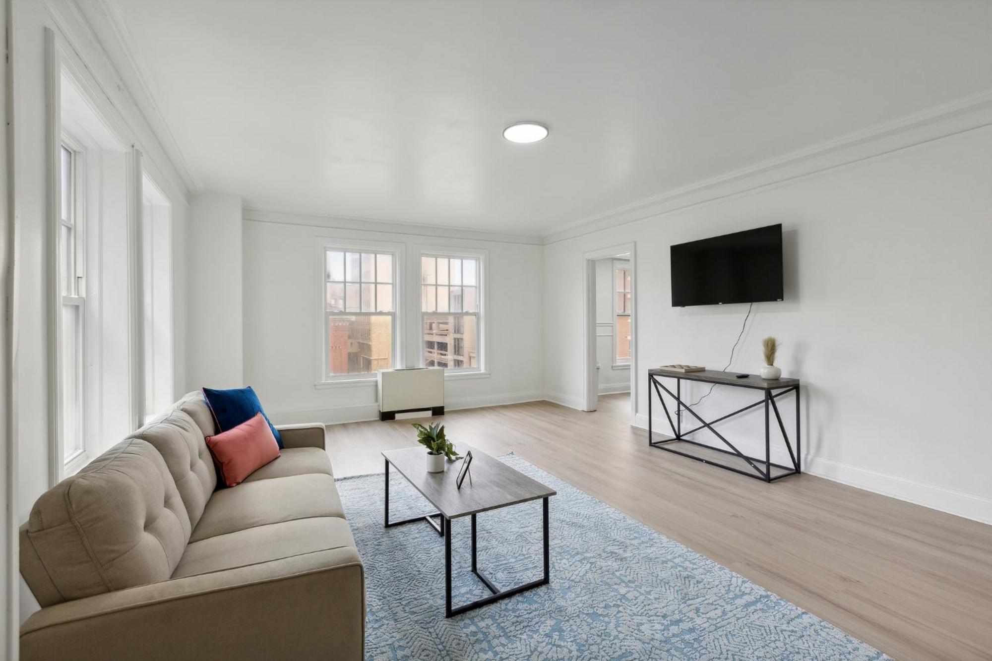 East 419i Modern I Pool I Gym Apartment Rochester