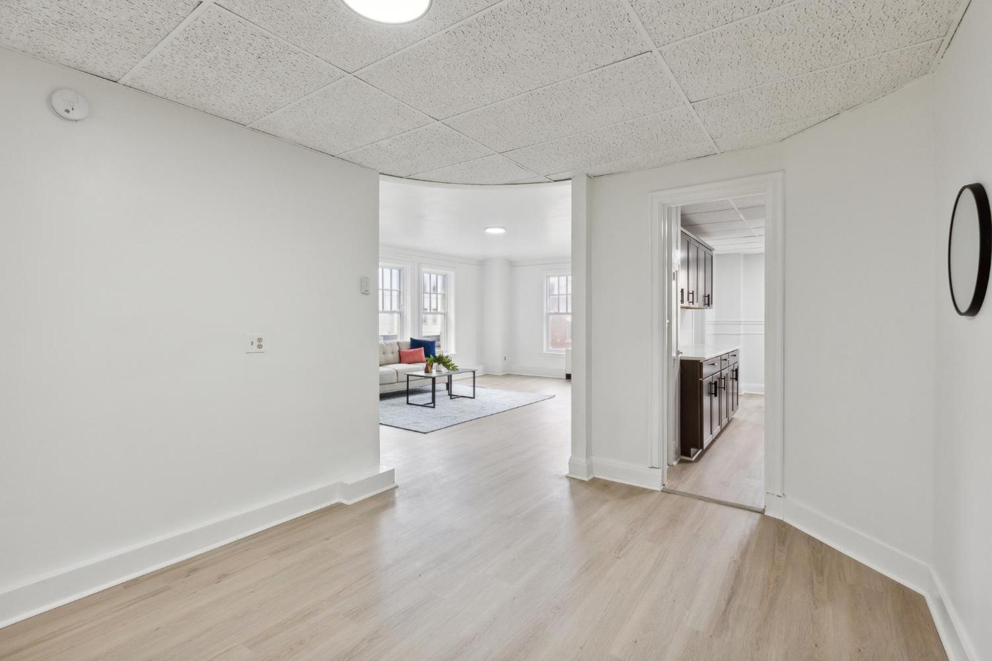 East 419i Modern I Pool I Gym Apartment