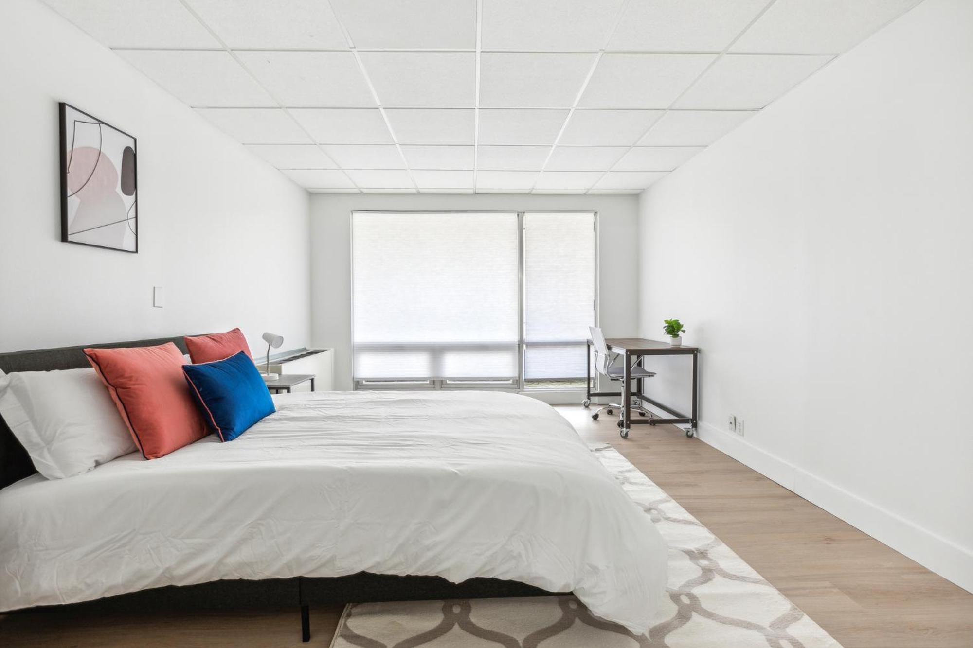 Apartment East 120 I Modern Refinished Downtown I Gym *