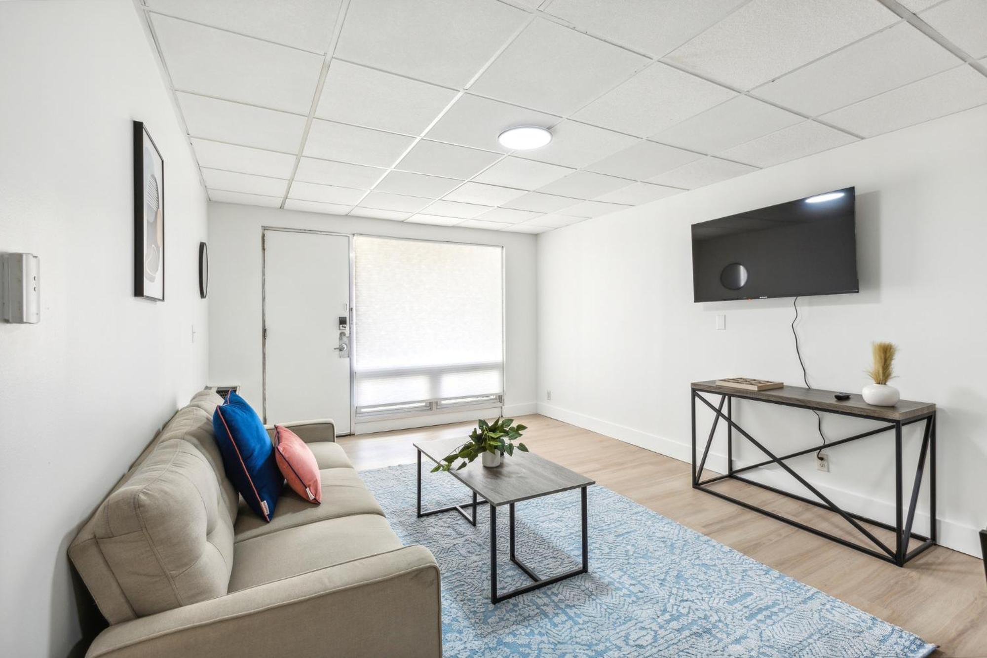 East 120 I Modern Refinished Downtown I Gym Apartment Rochester