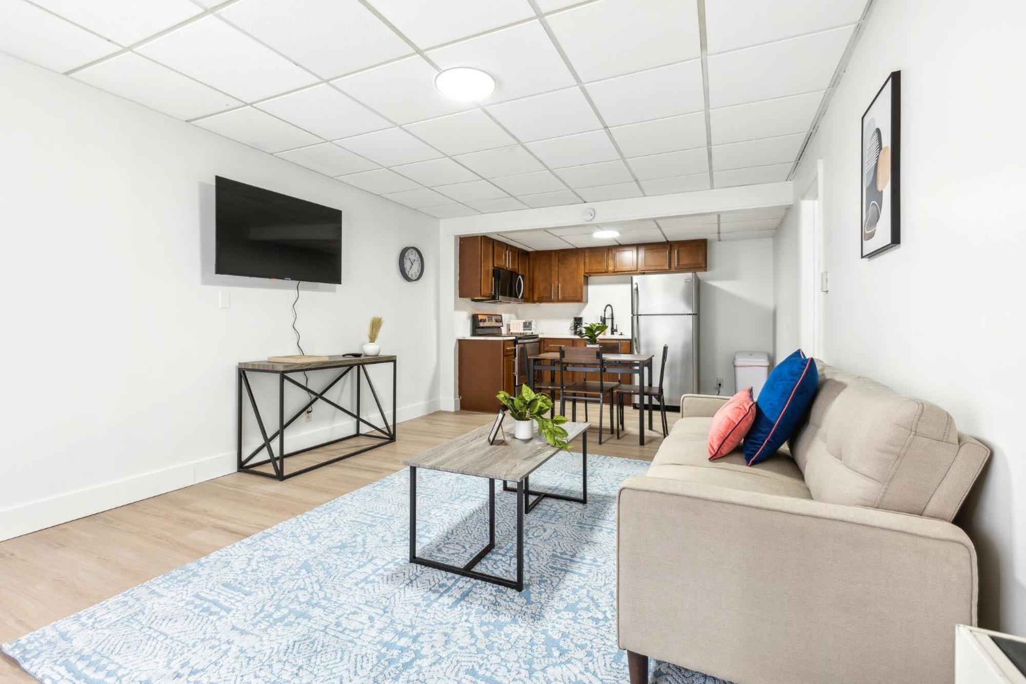 Apartment East 120 I Modern Refinished Downtown I Gym