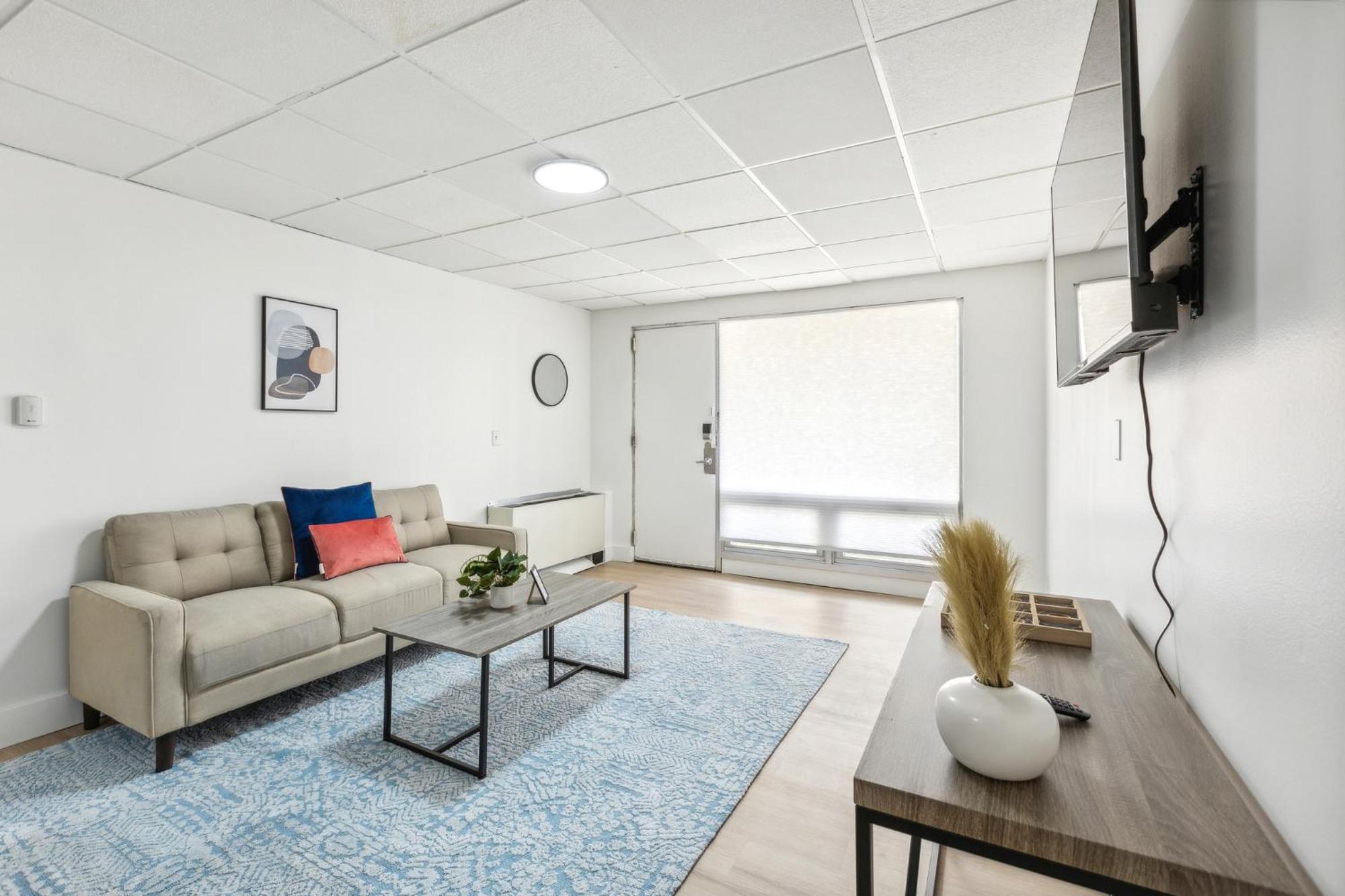 Apartment East 120 I Modern Refinished Downtown I Gym Rochester
