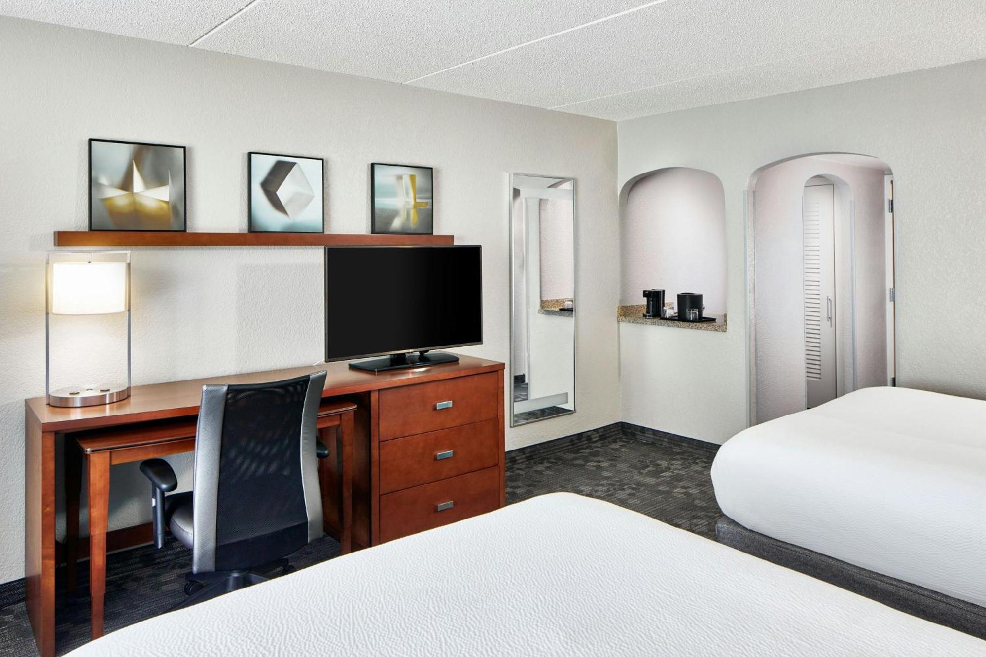 Hotel Courtyard East / Penfield Rochester