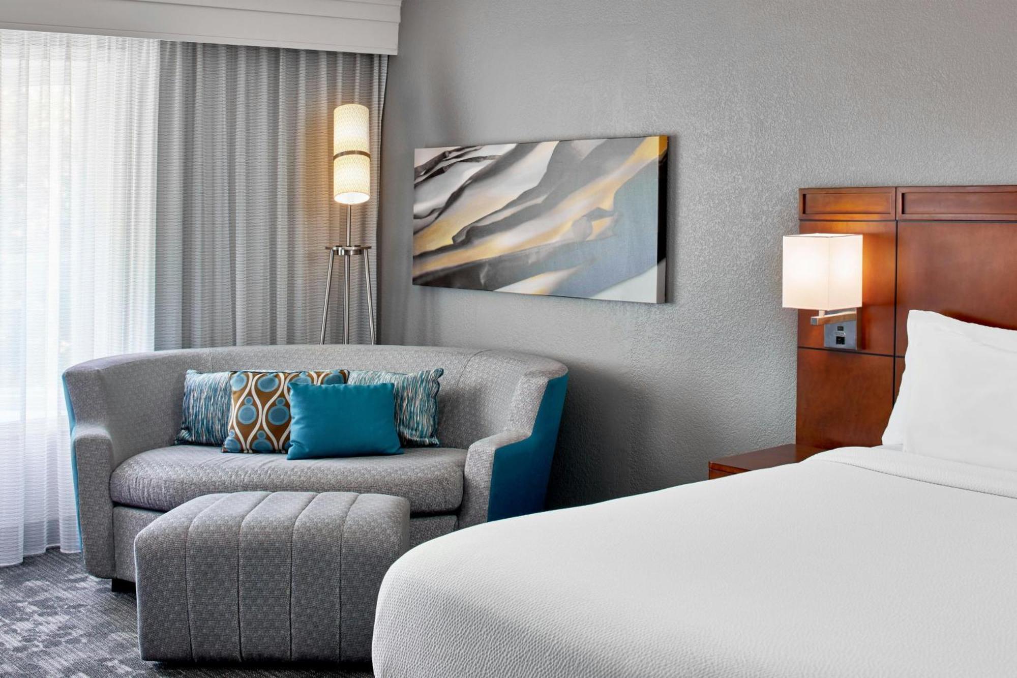 Courtyard East / Penfield Hotel