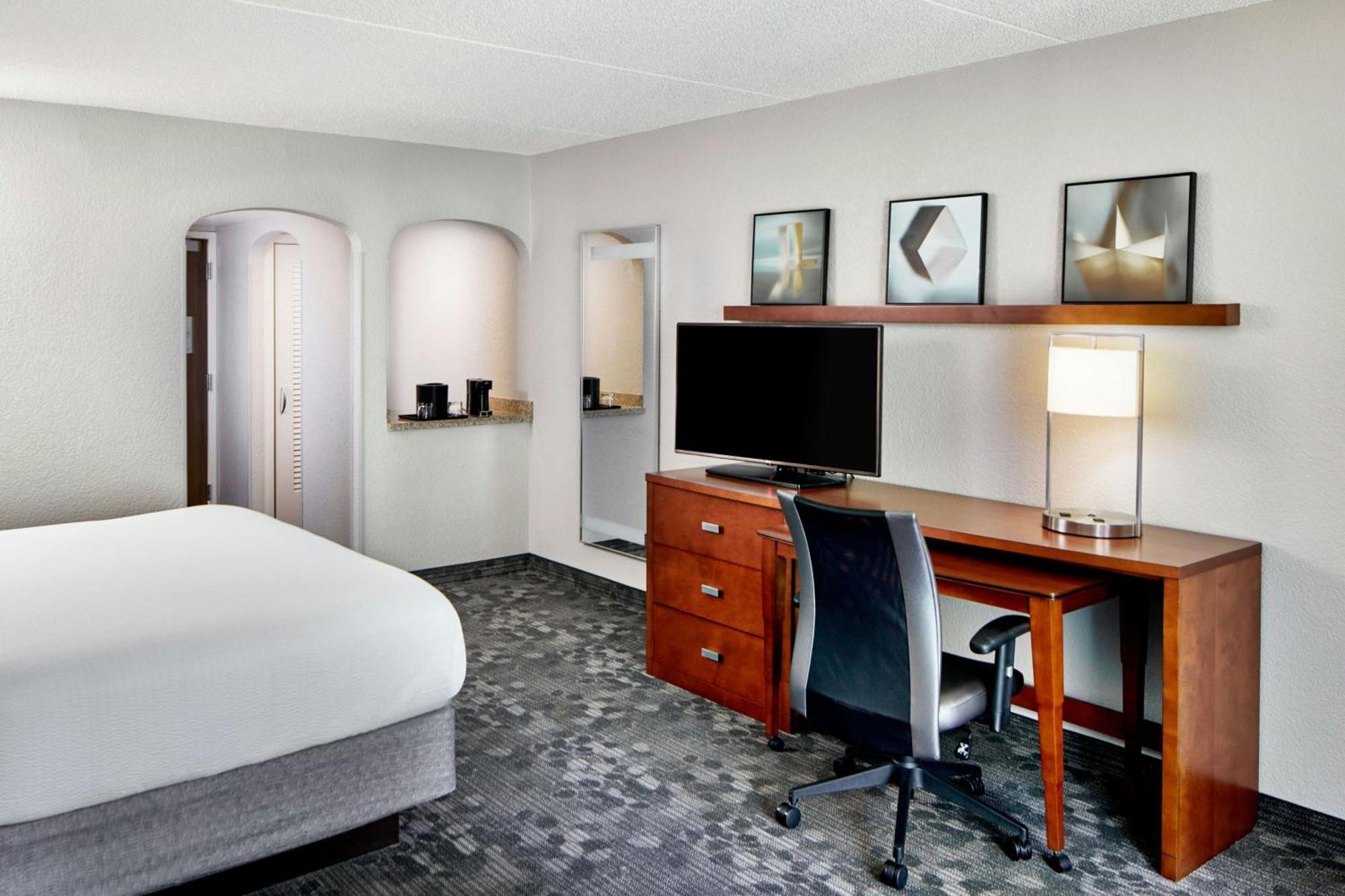 Hotel Courtyard East / Penfield