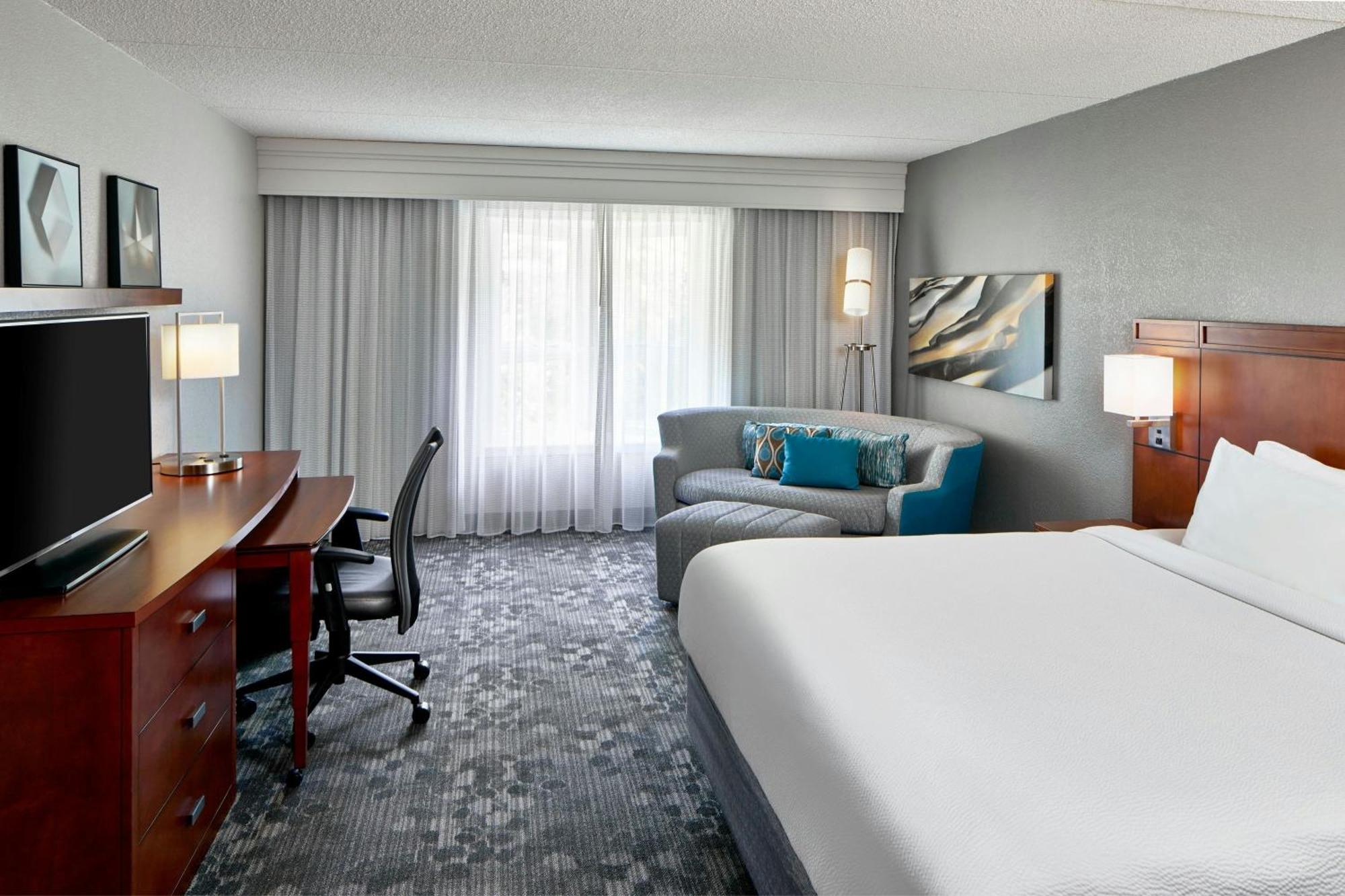 Courtyard East / Penfield 4*