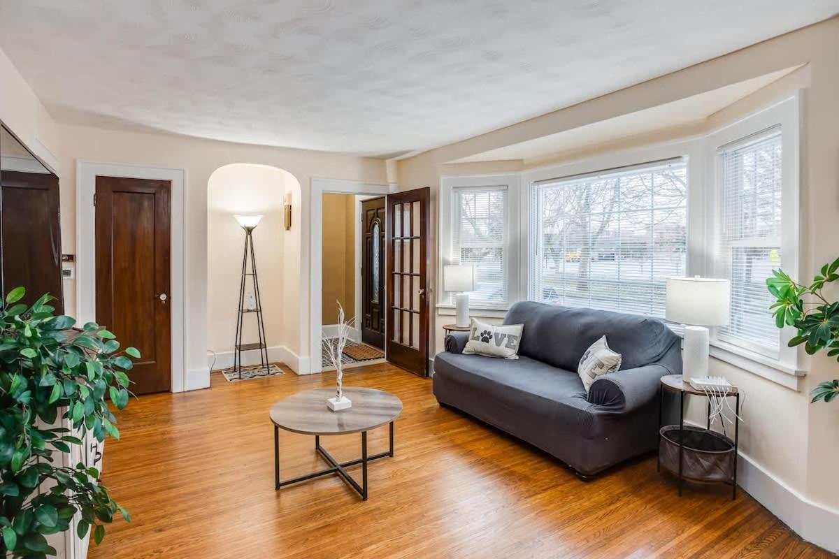 Charming Steps To Uofr Near Airport Downtown Rit Holiday home