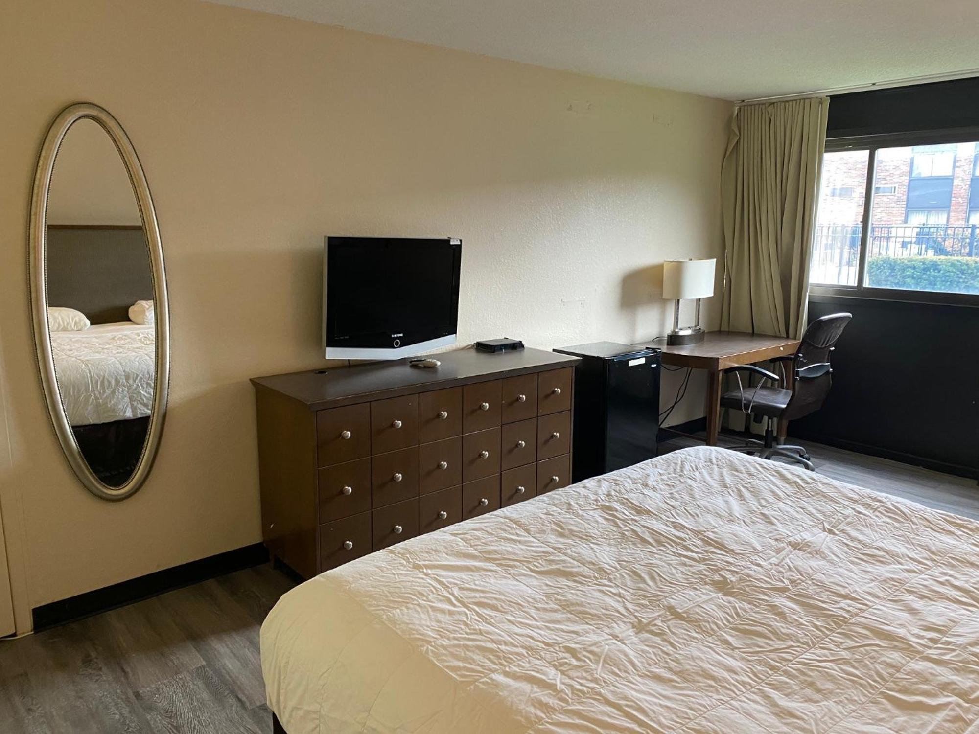 Hotel 6 - Airport 2*