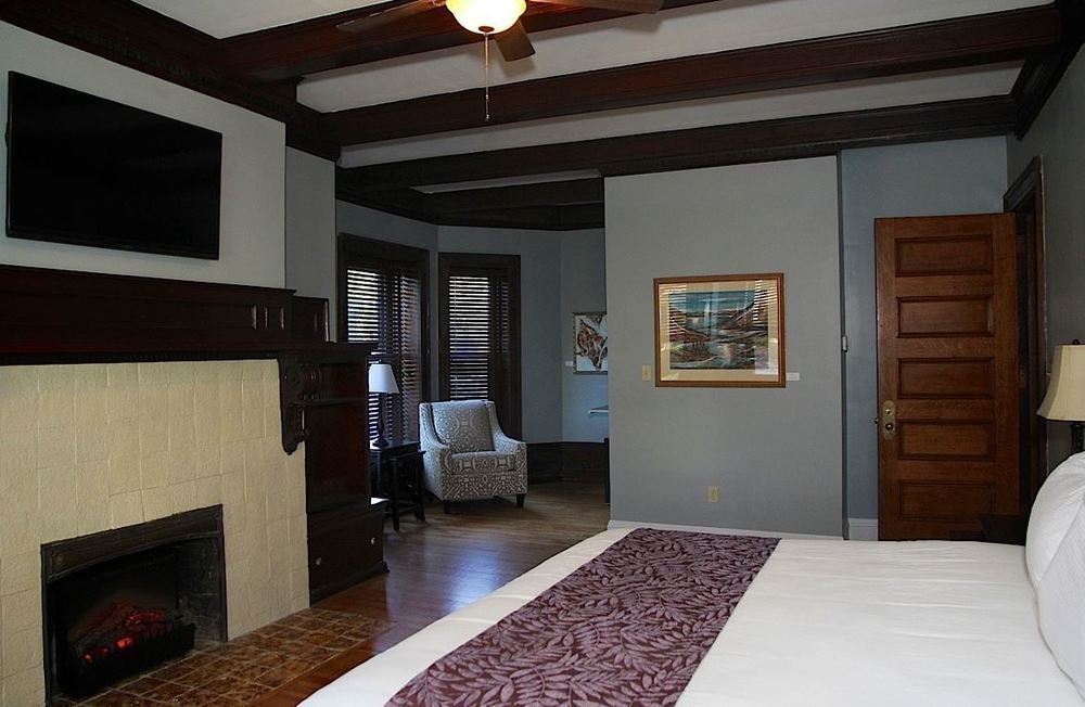 7 On Strath Hotel Rochester