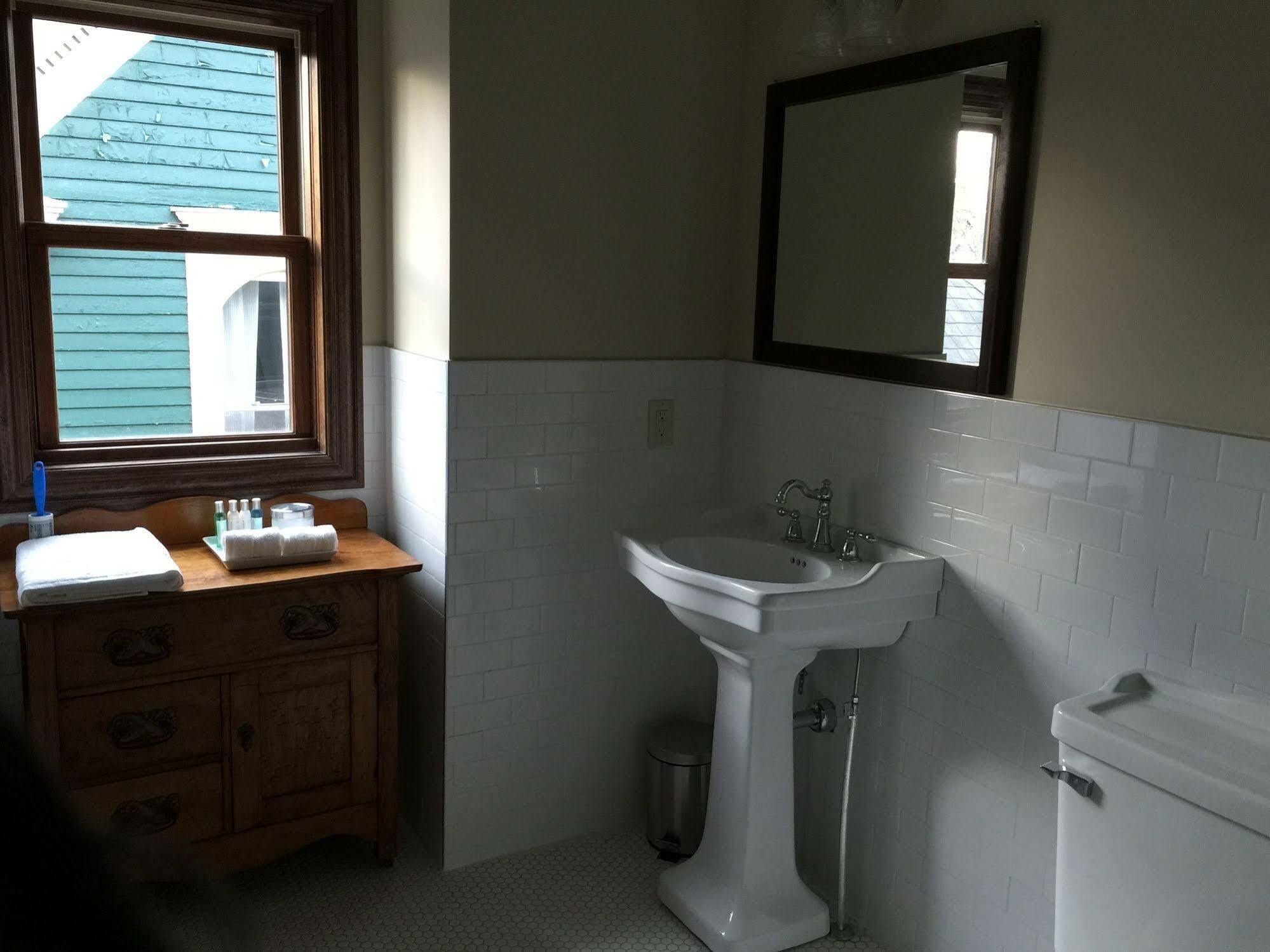 Dartmouth House Inn 4*