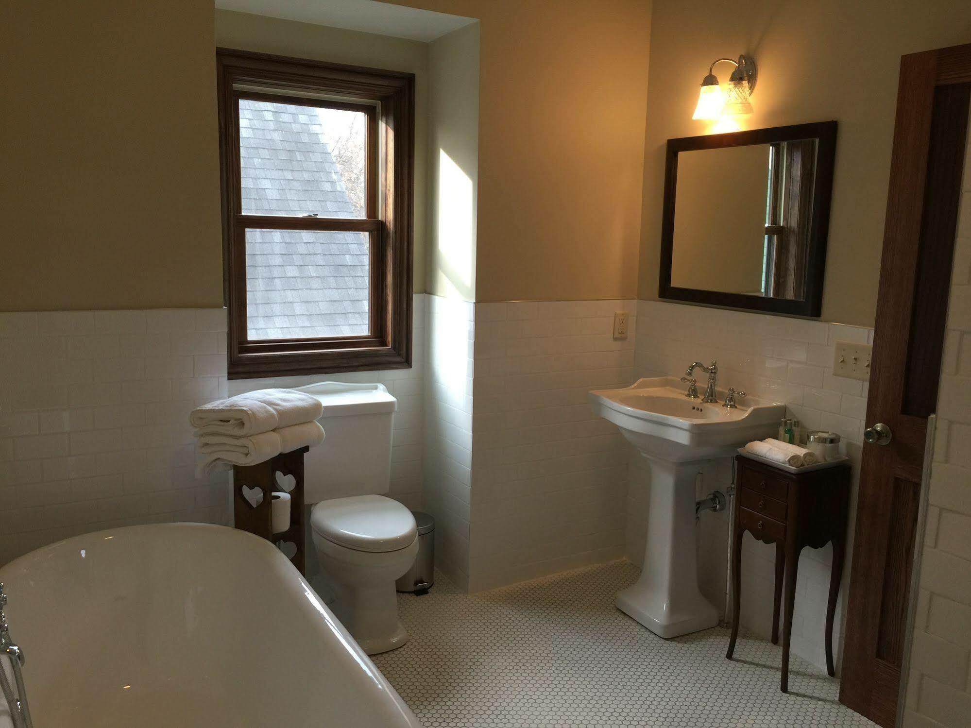 Dartmouth House Inn 4*