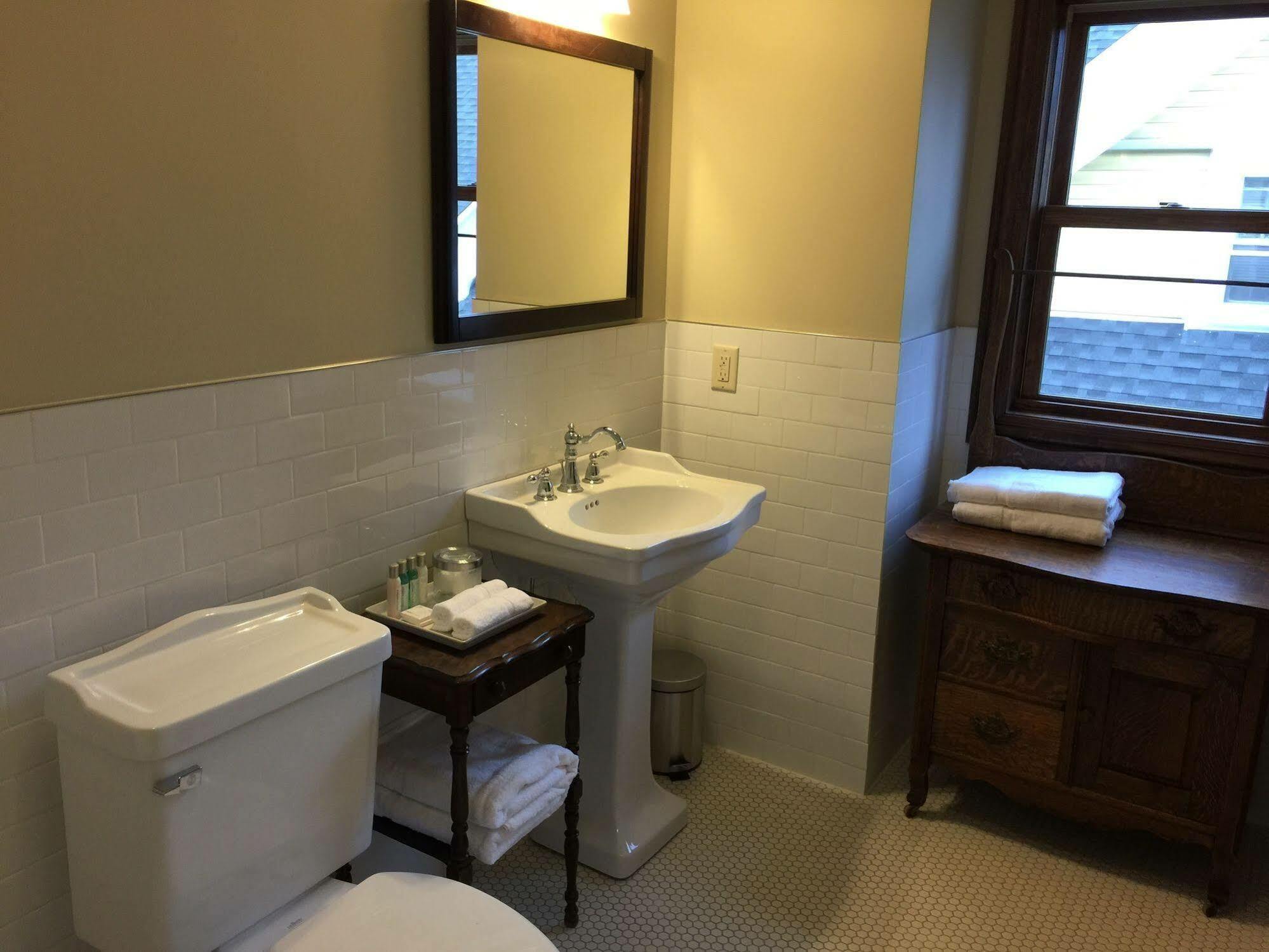 Dartmouth House Inn 4*