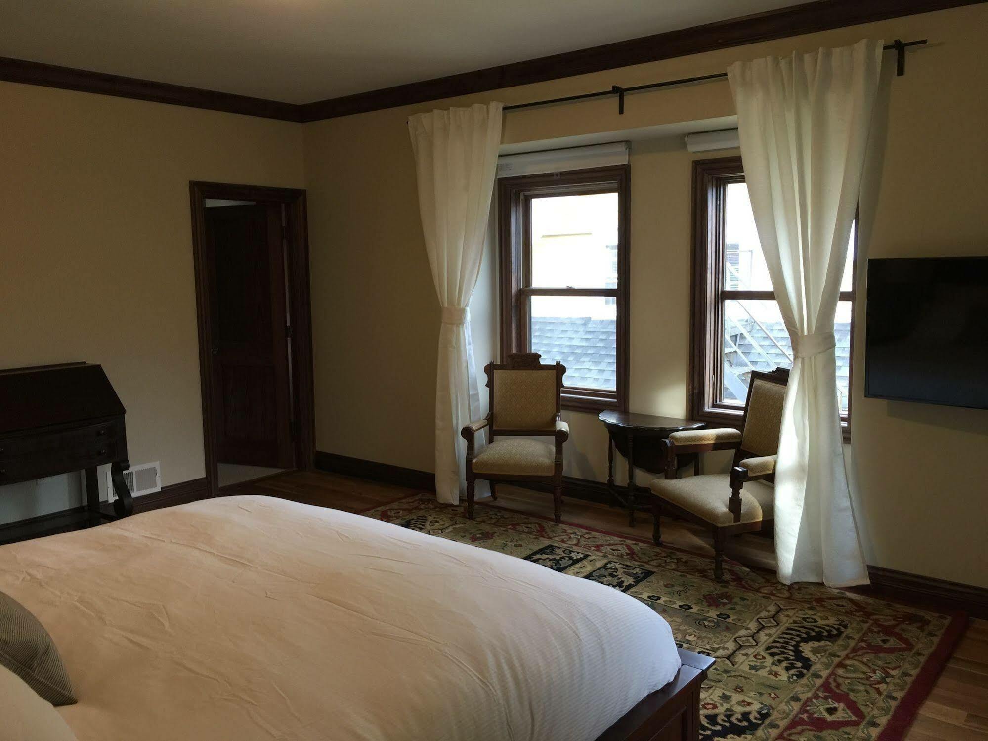 Inn Dartmouth House 4*