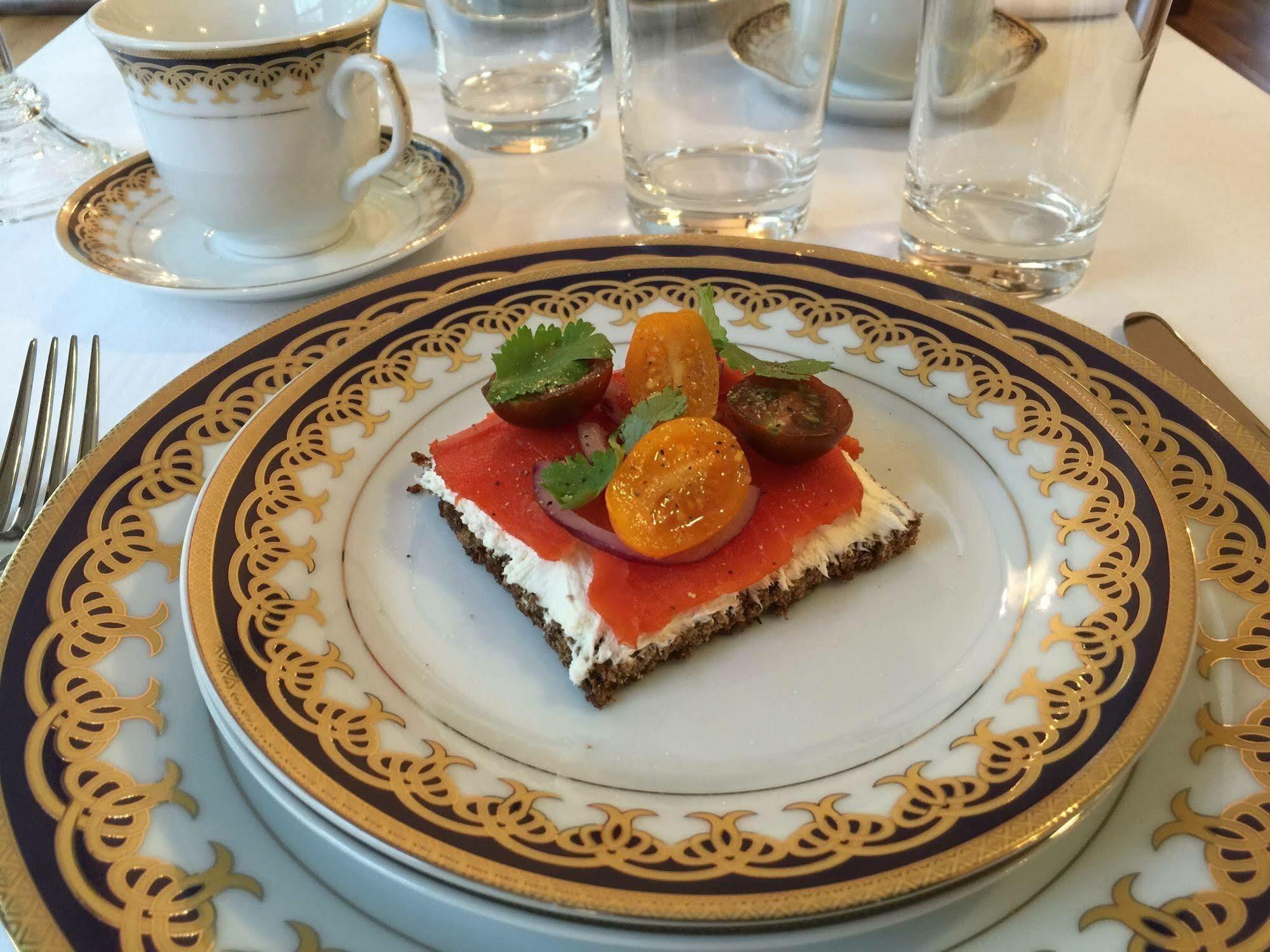 Dartmouth House 4*