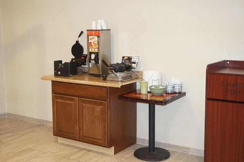 6 - Airport Hotel Rochester