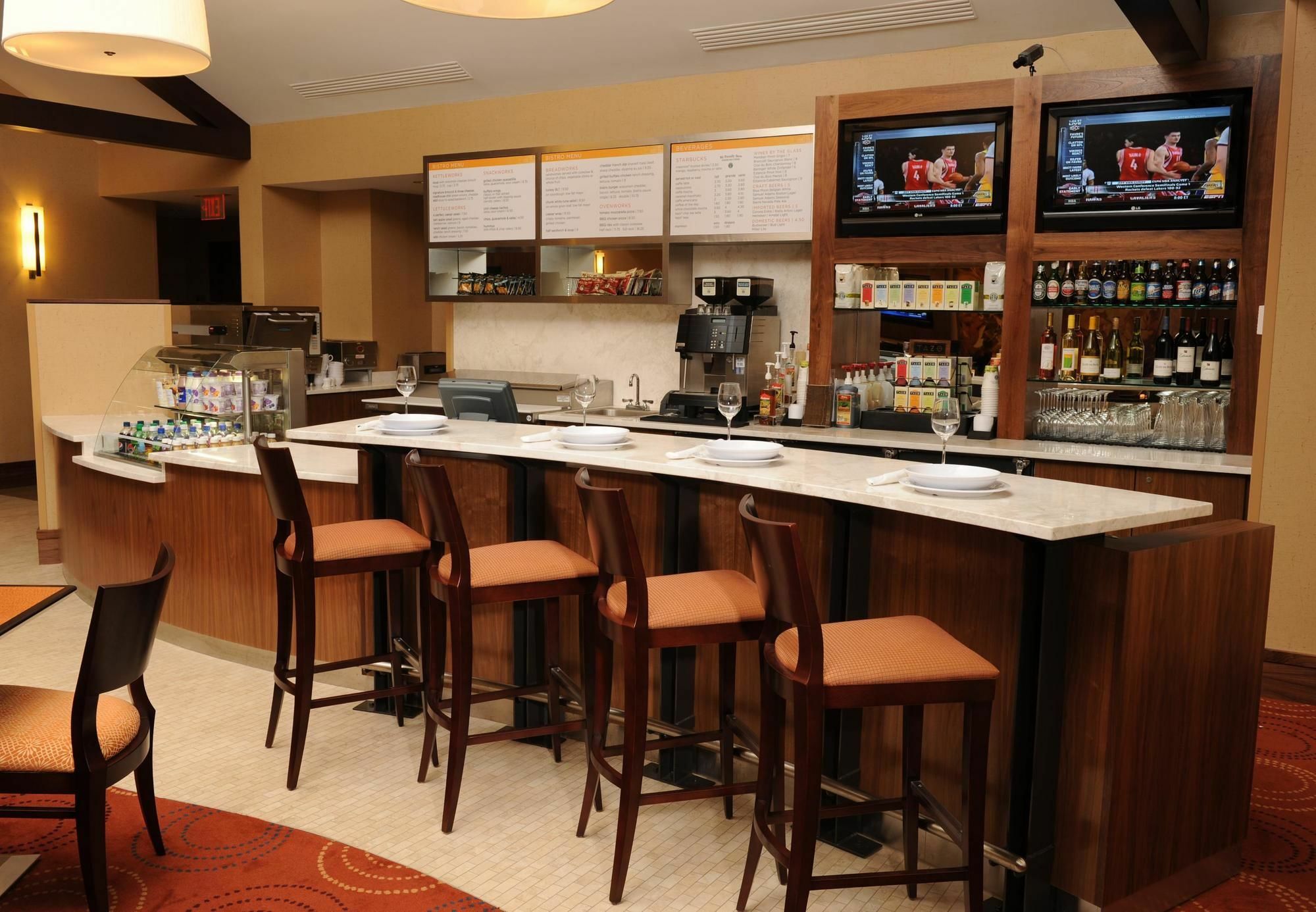 Courtyard East / Penfield Hotel 4*